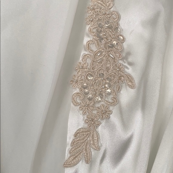Ivory Robe - Picture 3 of 5